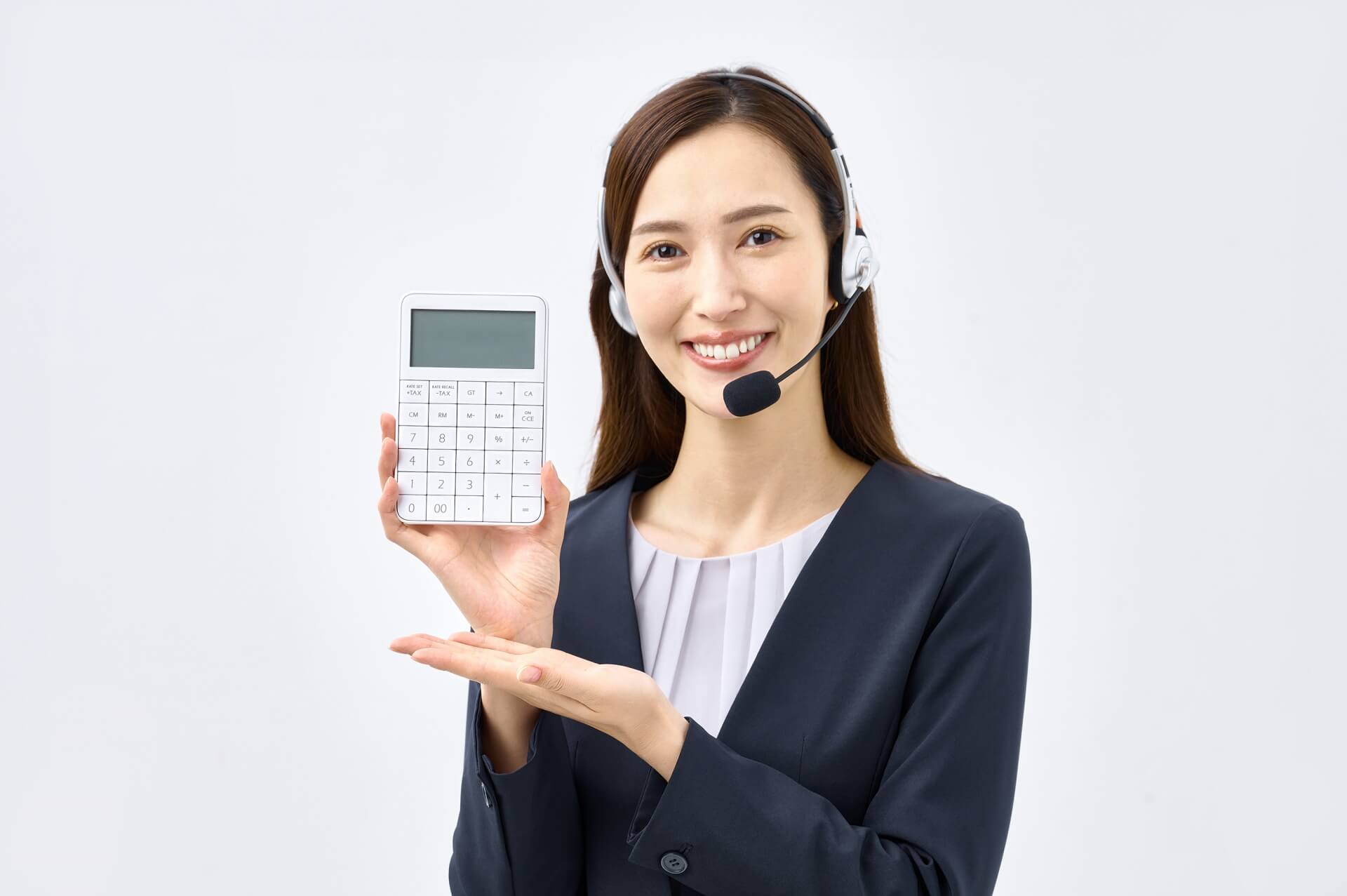 電卓を持った女性の親切な説明